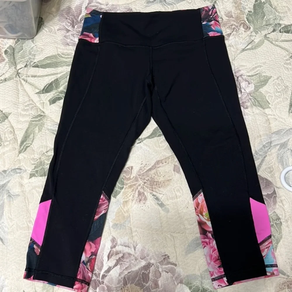 LULULEMON Capri black & floral leggings Size 6